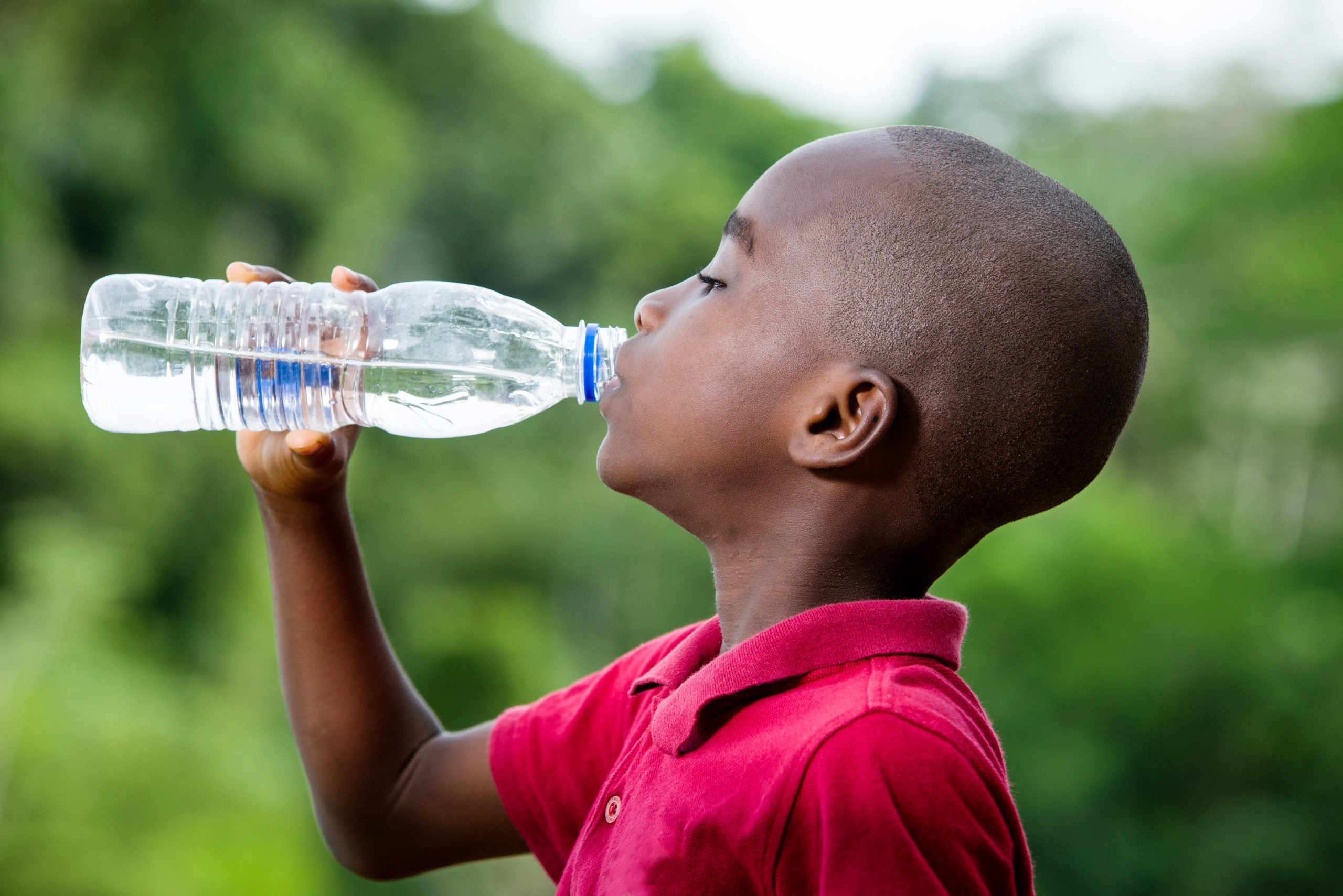 Вода которую мальчик несет. Африканский мальчик пьет воду. Чёрный мальчик пьёт воду.